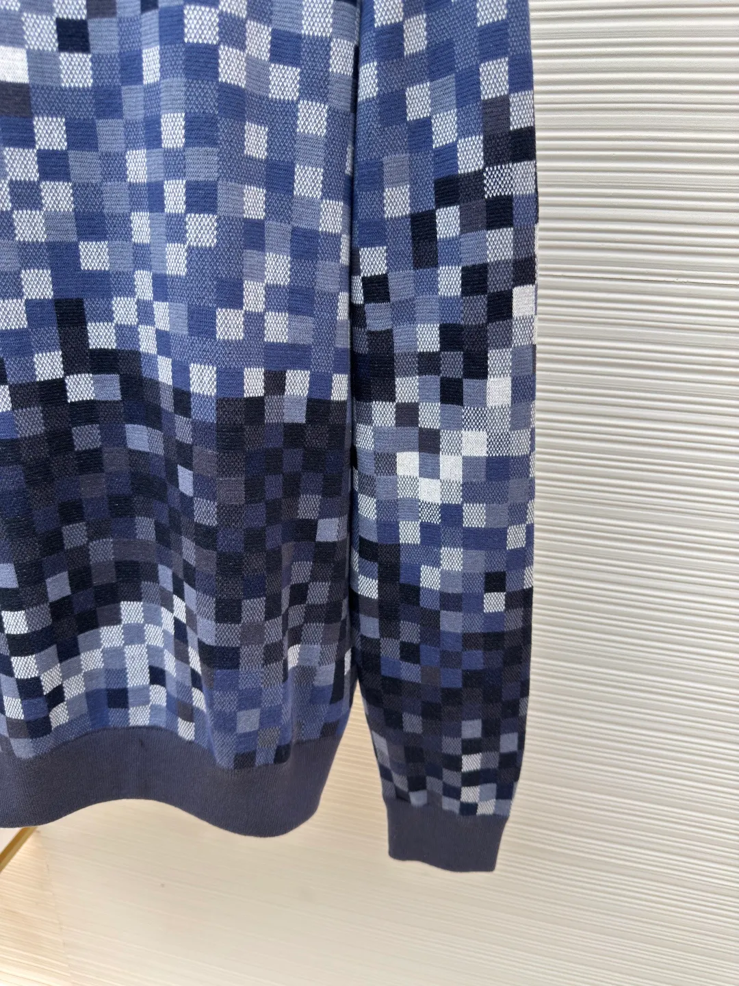 LOUIS VUITTON mosaic jacquard pullover ●Authentic product: 15600 purchased and developed ●Item number: 1680304-C55 ●Fabric: cotton fabric ●Technology: jacquard production ●Version: fitted version ●Weight: about 610 grams ●Size: elements, showing a delicate texture like snake leather. The intricate jacquard texture reflects Micro Der details, and the embroidered logo embellishes the chest, making it easy to integrate into everyday looks. Standard fit with all-over Snakoflage jacquard logo embroidered on the chest, Marque at center back, 1.VuittonDeposee embroidered patches at ribbed collar, cuffs and hem. The overall wiring is straight and delicate, the fabric is comfortable and soft, and the color is consistent without color difference. It can be matched with the same style to create a fashionable look and control various occasions. Customized accessories, complete with three standards, same style for men and women!